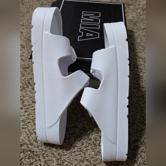 Mia platform slides - Picture 5 of 6